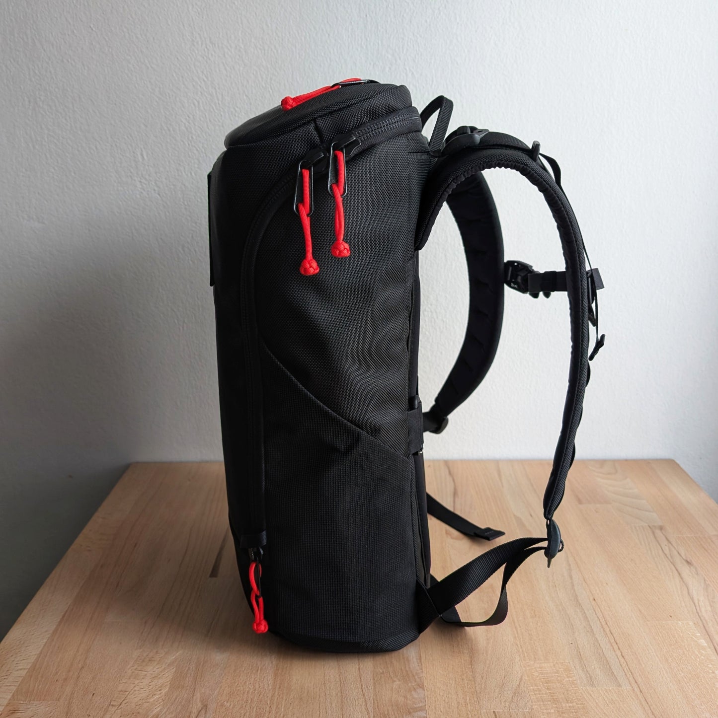 BUDDY 22 Neo - Black/Red + BLAZE 2 laptop sleeve + MUTE Velcro cover