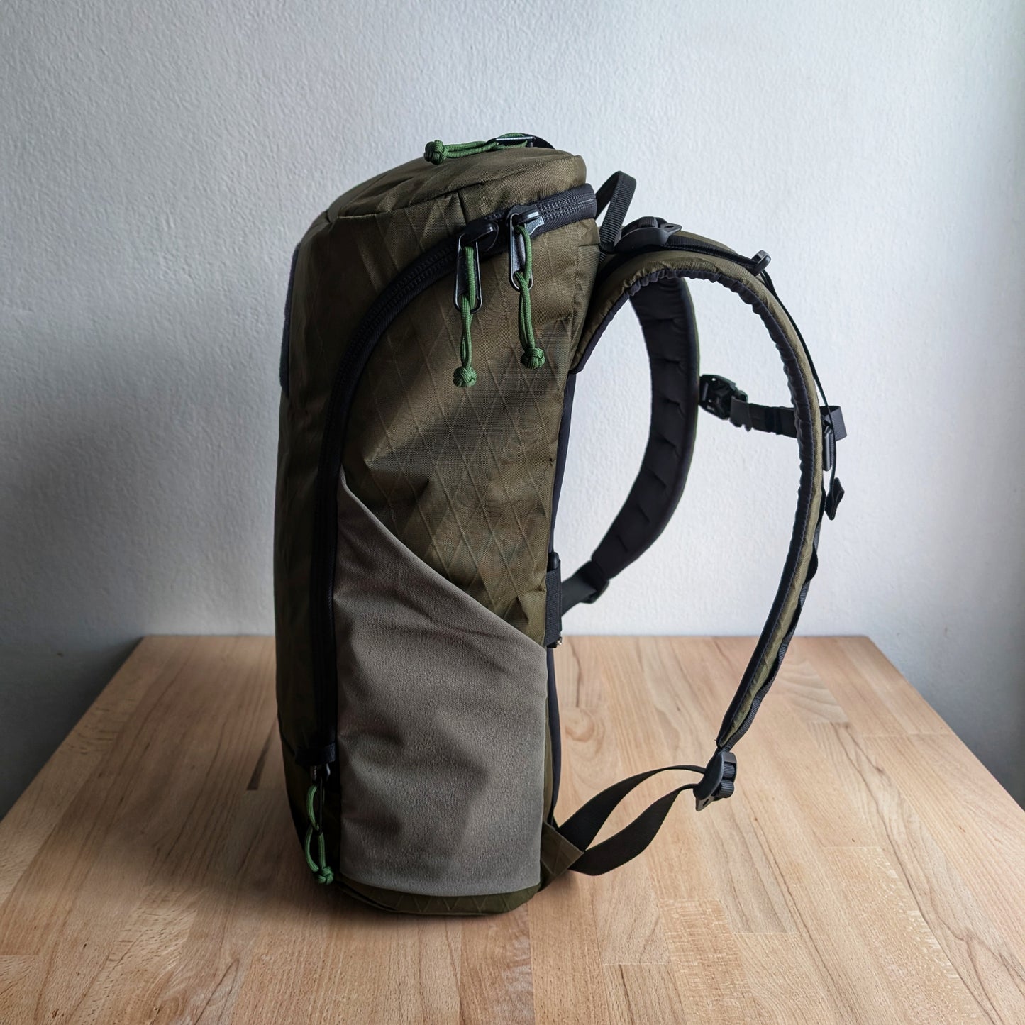 BUDDY 22 Neo - Olive green/Black/Bamboo + BLAZE 2 laptop sleeve