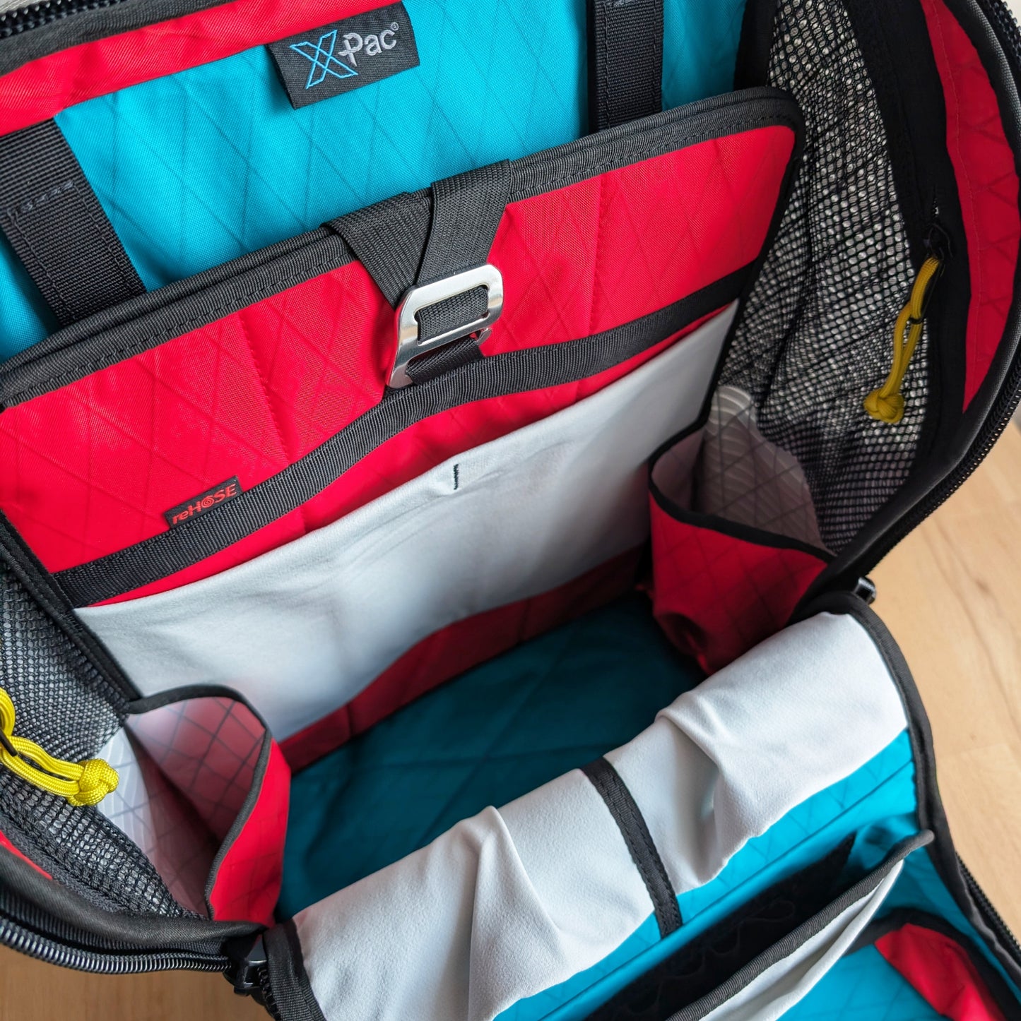 BUDDY 22 Neo - Silver/Spanish teal/Red + BLAZE 2 laptop sleeve + MUTE Velcro cover